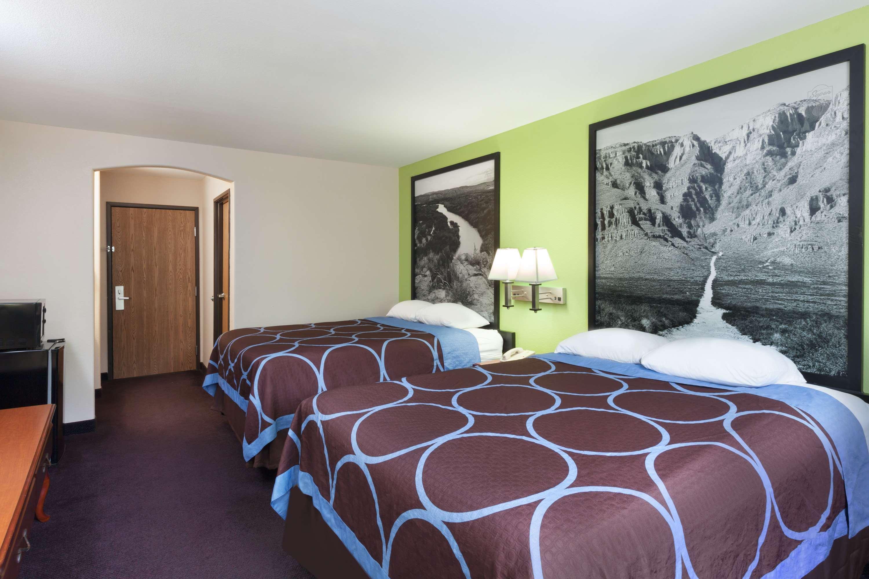 Super 8 by Wyndham Huntsville Eksteriør billede