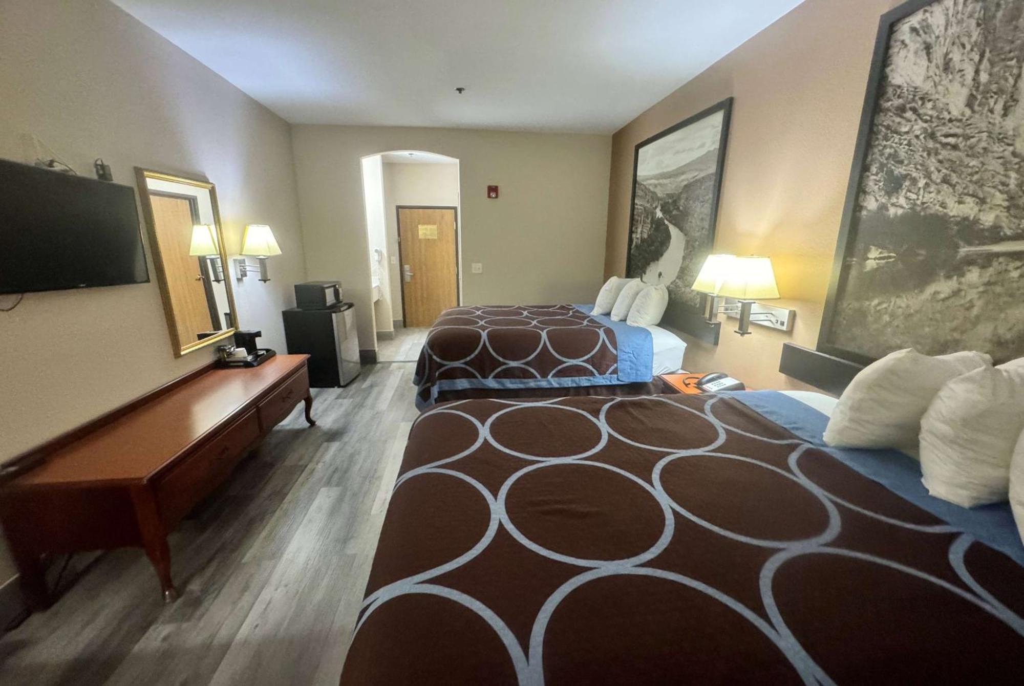 Super 8 by Wyndham Huntsville Eksteriør billede